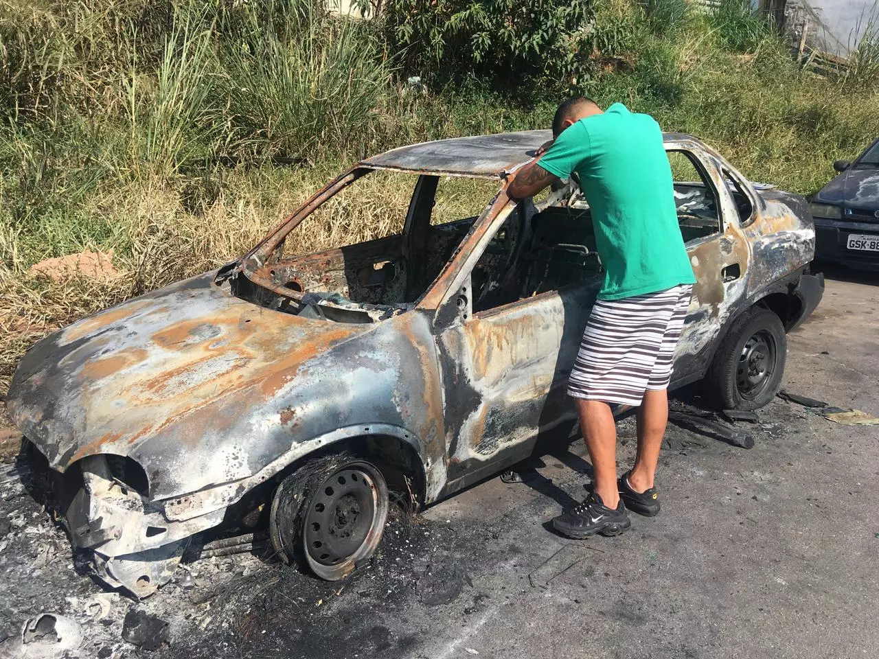 Carro fica destruído após incêndio em Santos Dumont; suspeita é de que o fogo tenha sido colocado de forma criminosa